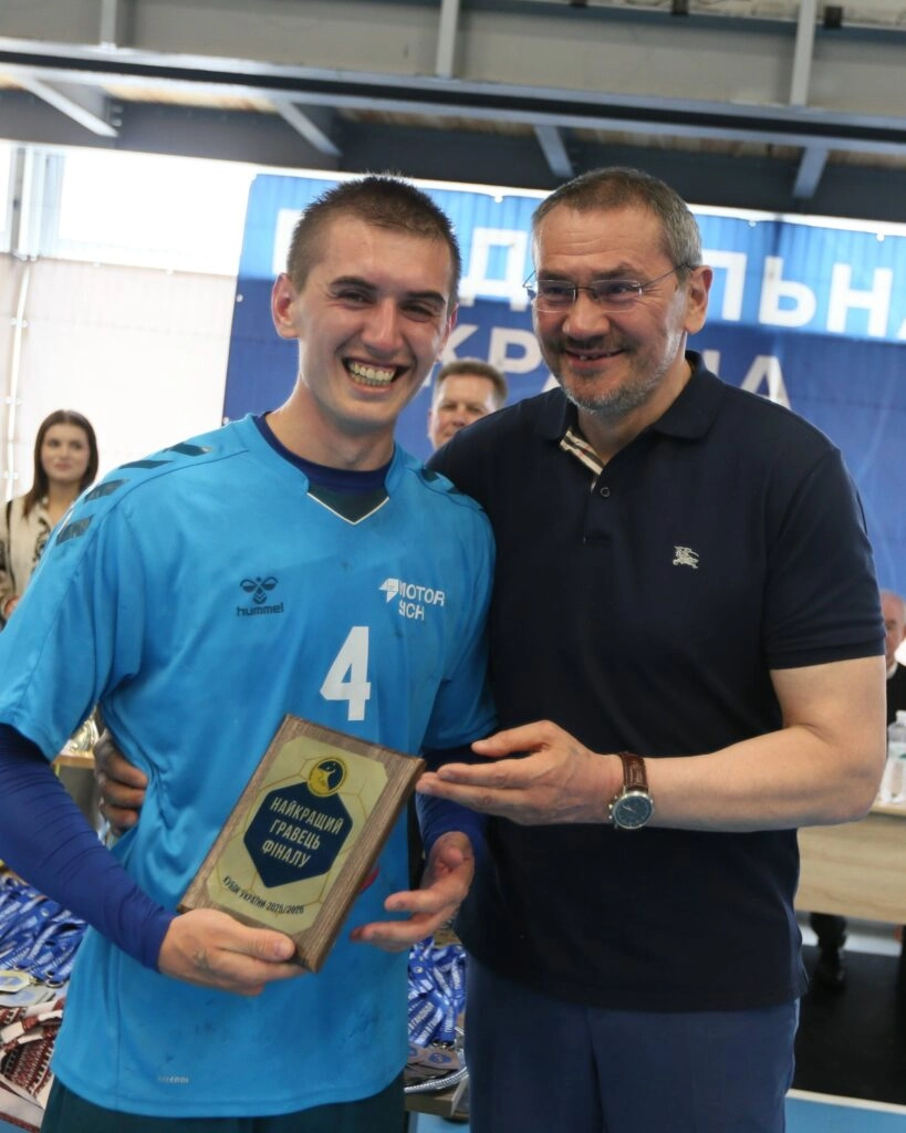 Гравець "Мотора" Ярослав Котюк отримує нагороду найкращого гравця фіналу Кубка України 2026