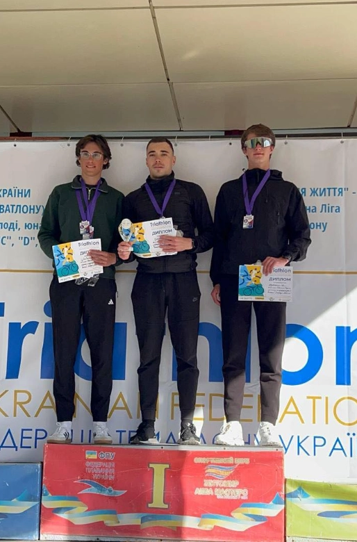 Переможці Чемпіонату України з триатлону в Житомирі на п'єдесталі з медалями та дипломами