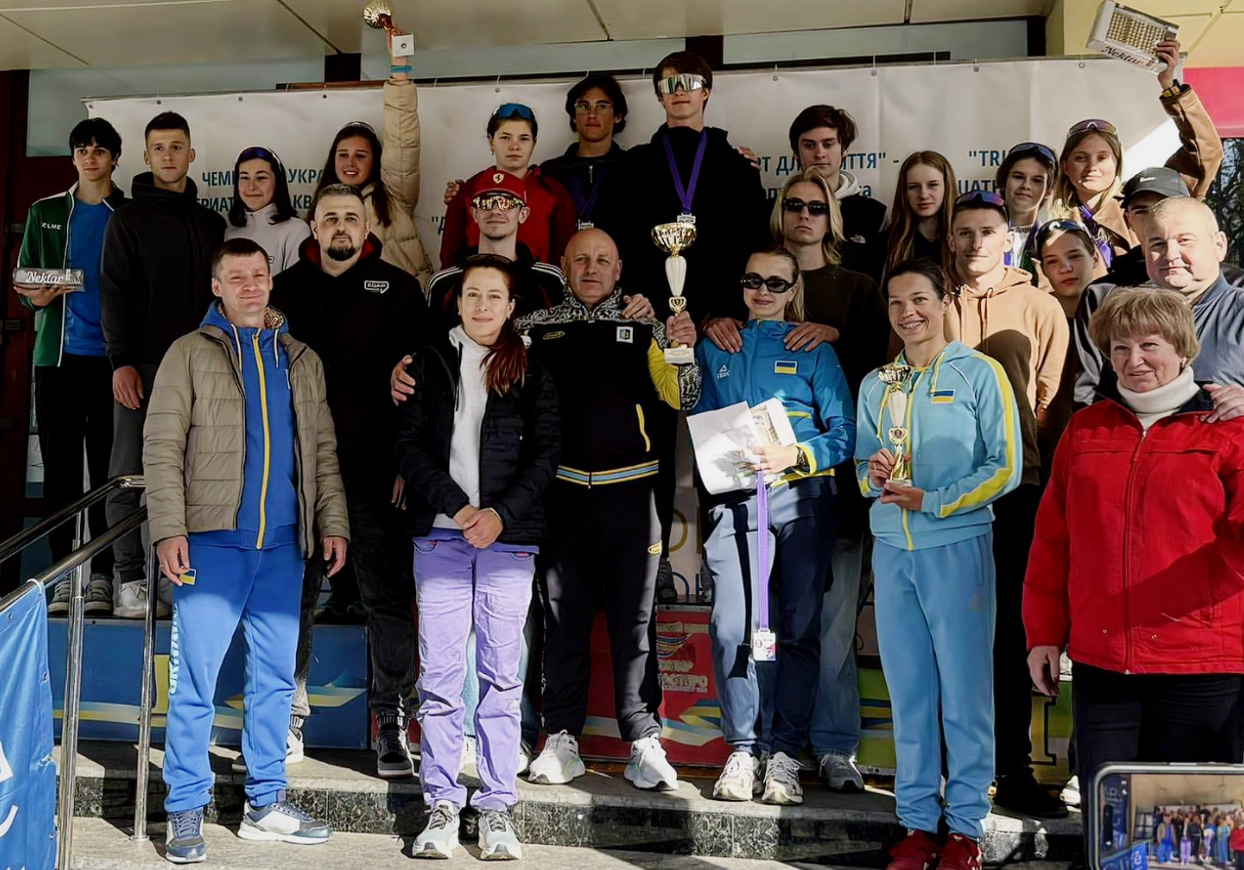 Переможці Чемпіонату України з триатлону в Житомирі з кубками на церемонії нагородження