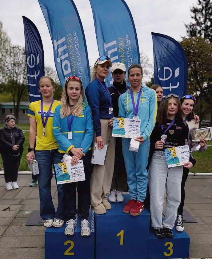 Переможниці жіночої гонки на Чемпіонаті України з триатлону в Житомирі на подіумі з нагородами