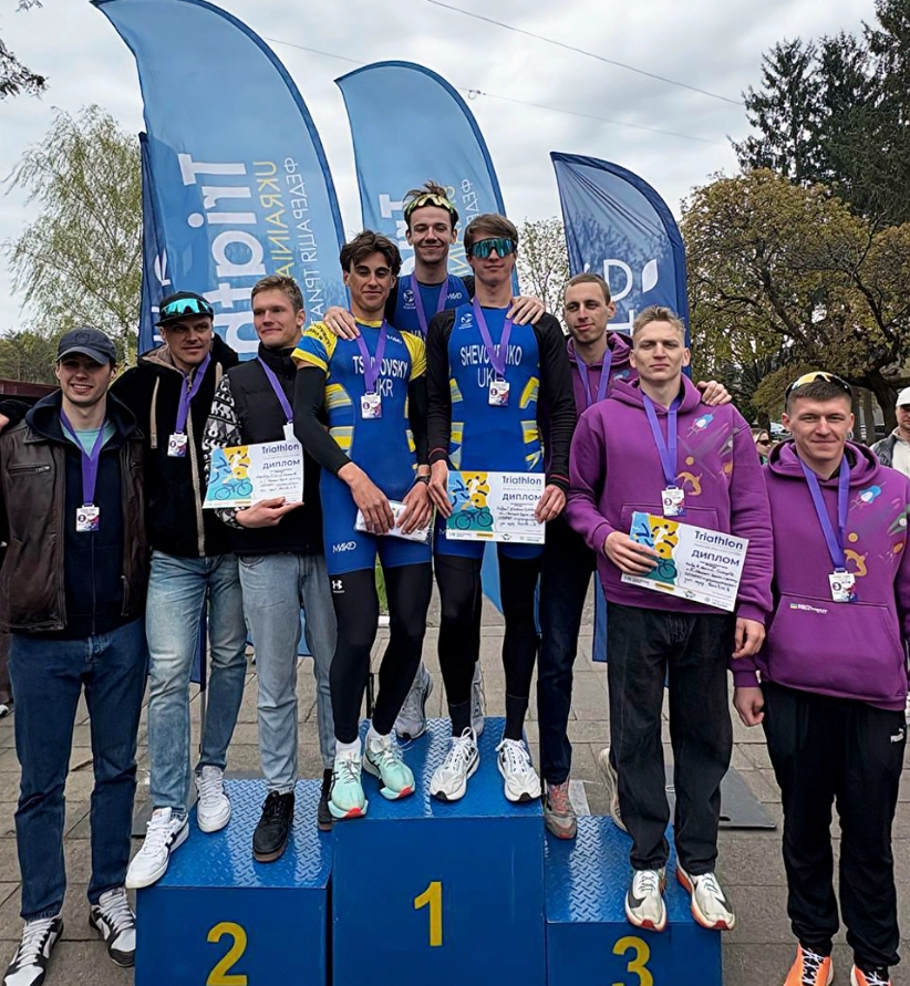 Переможці Чемпіонату України з триатлону в Житомирі на п'єдесталі пошани з нагородами