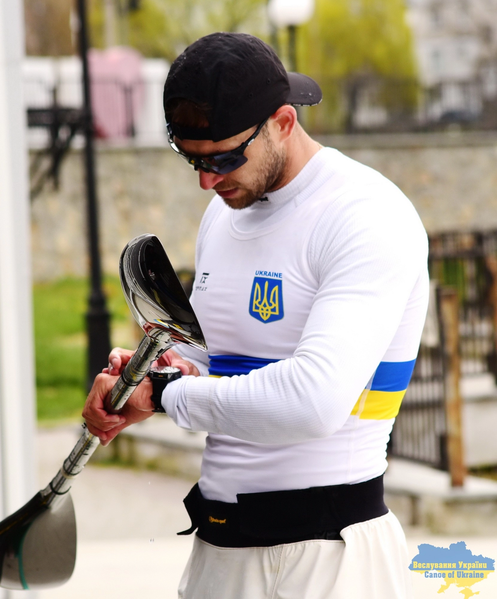 Олег Кухарик готується до міжнародних стартів 2026 року, тримаючи весло на тренуванні
