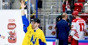 Олексій Дахновський святкує срібло збірної України на чемпіонаті світу-2026 з хокею