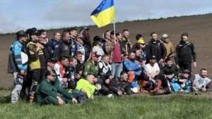 Учасники Кубка України з крос-кантрі ралі 2023 у Київській області з прапором України