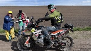 Учасник ралі-рейду Cross-Country Rally (GPX) на мотоциклі під час змагань у Київській області