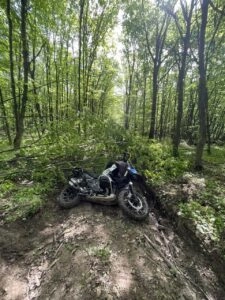 Мотоцикл на трасі крос-кантрі ралі в Черкаській області під час Кубка України 2023 року