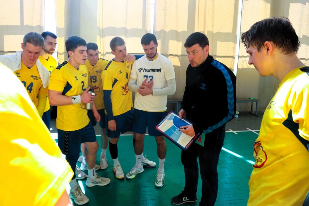 Тренер Юрій Кубатко дає настанови команді «Мотор» під час сезону Суперліги 2025/2026