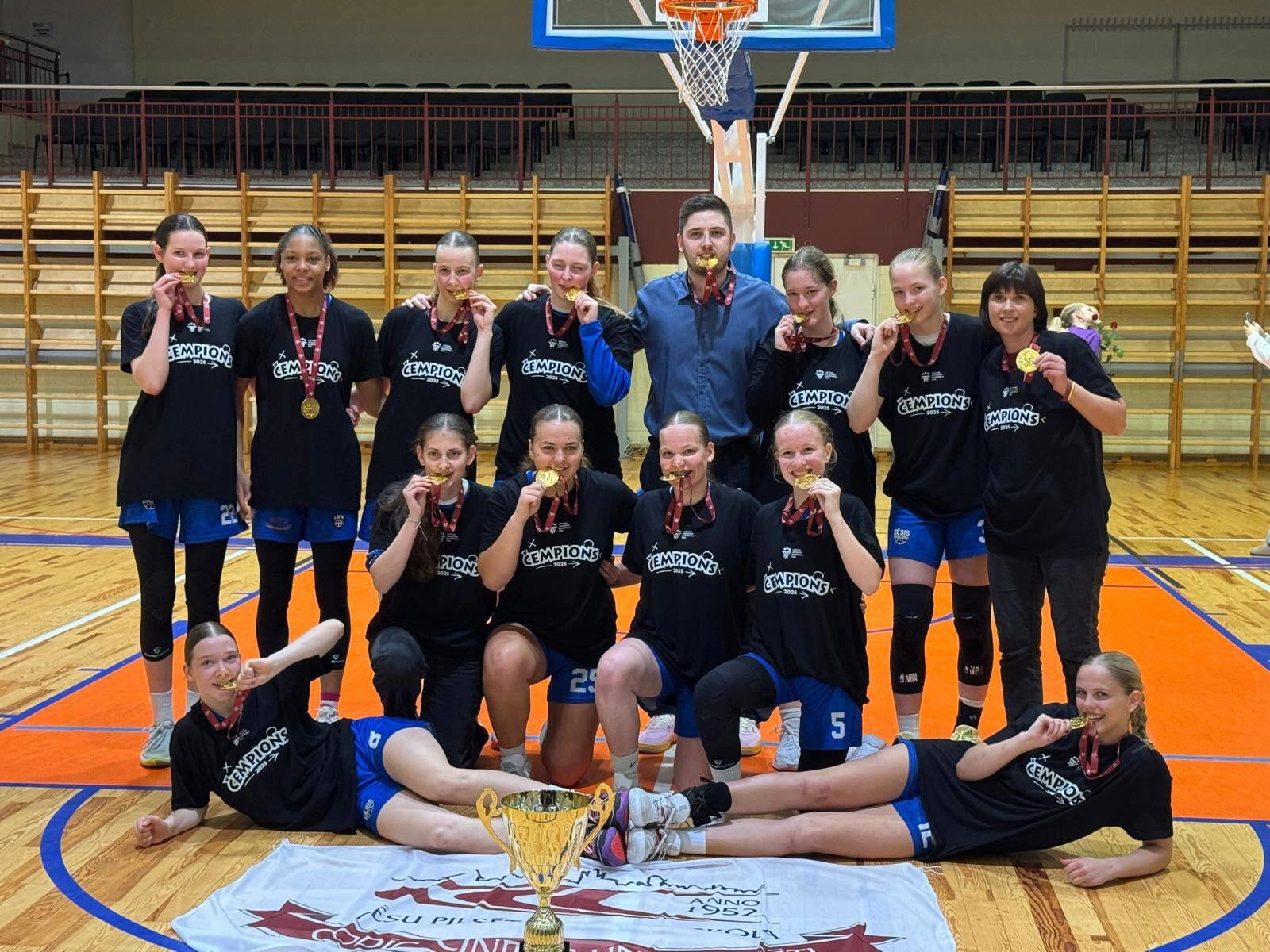 Гравчині РБС Центрс святкують перемогу в чемпіонаті Латвії U-19 сезону 2025/26 з золотими медалями