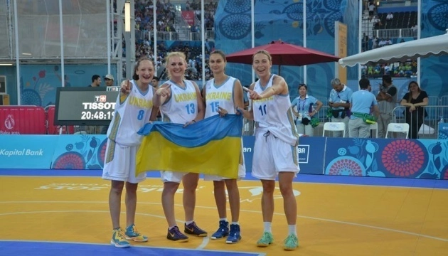 Жіноча збірна України з баскетболу 3х3 святкує перемогу на чемпіонаті світу у Варшаві 2023