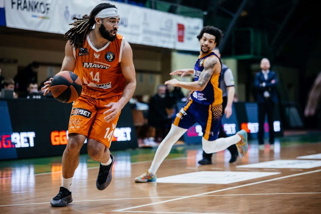 Гравець Черкаських Мавп у матчі Суперліги GGBET проти Старого Луцька намагається обійти суперника