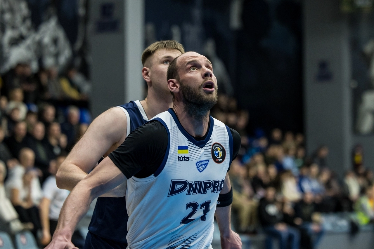 Гравець Дніпра у матчі Суперліги GGBET, боротьба за підбирання під час сезону 2025/26