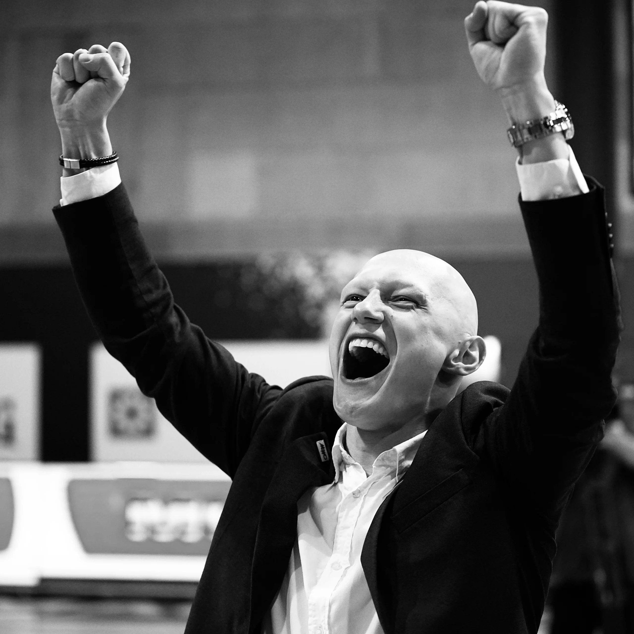 Тренер Капфенберг Буллз святкує вихід у фінал плейоф чемпіонату Австрії після перемоги над Грац УБКС