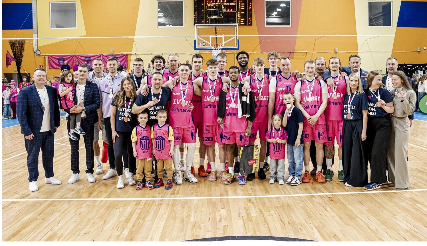Гравці Рігас Зеллі святкують здобуття бронзових нагород чемпіонату Латвії після перемоги над ВЕФ Рига