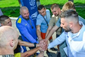 Спортсмени та тренери об'єднуються на чемпіонаті України з паратетратлону, Київ, травень 2023