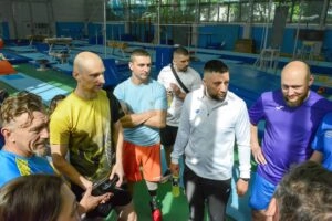 Параатлети обговорюють стратегію на чемпіонаті України з паратетратлону в Києві, травень 2023