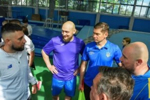 Тренери та параатлети обговорюють стратегію на чемпіонаті України з паратетратлону в Києві