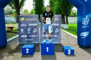 Переможець Федоренко Вадим з Києва на п'єдесталі першого чемпіонату України з паратетратлону