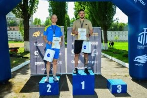 Переможці чемпіонату України з паратетратлону 2023 на п'єдесталі пошани в Києві