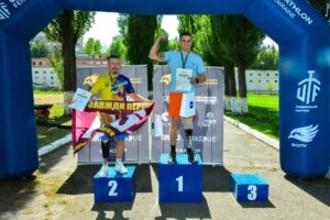 Переможці чемпіонату України з паратетратлону 2023 на п'єдесталі пошани в Києві