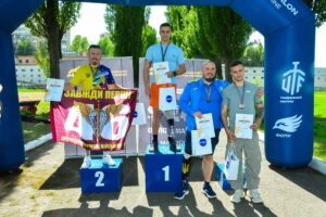 Переможці чемпіонату України з паратетратлону в Києві на п'єдесталі пошани з медалями та дипломами