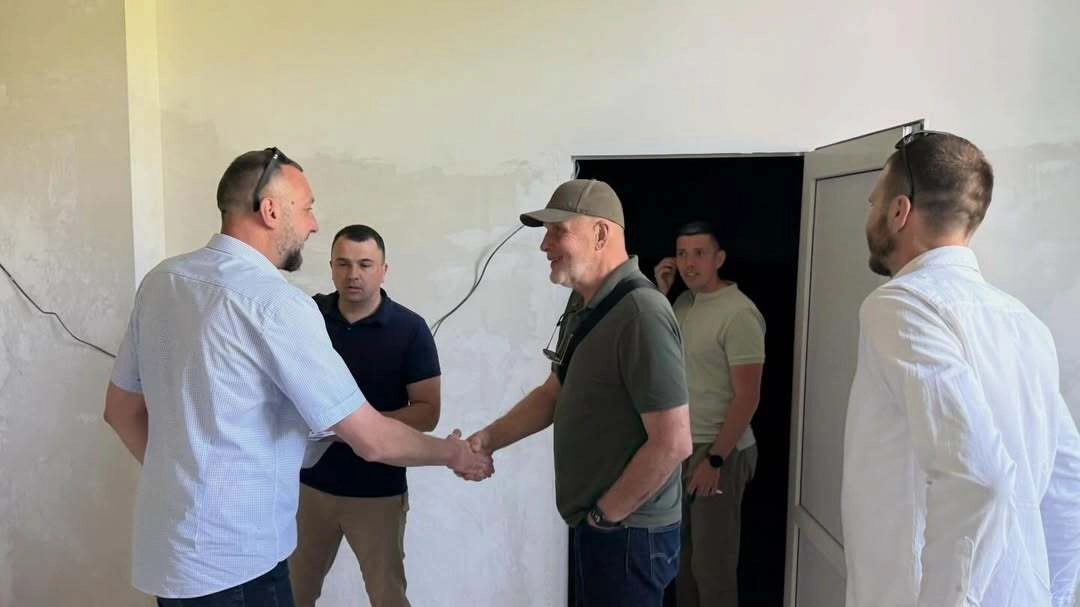 Володимир Драбіковський та Роман Бойко оглядають Палац спорту в Хмельницькому для Суперліги
