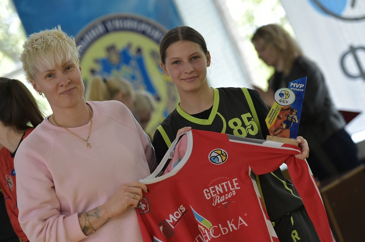 Альбіна Кучер з нагородою MVP сезону ВЮБЛ 2023, ДЮСШ-3-Багіра, чемпіонки України