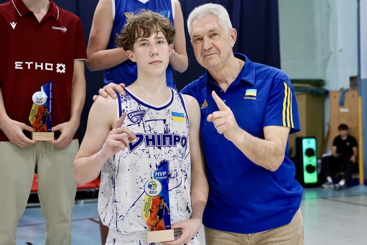 Кирило Васильєв отримує нагороду MVP після перемоги СДЮСШОР-5-ДФКС у чемпіонаті України ВЮБЛ