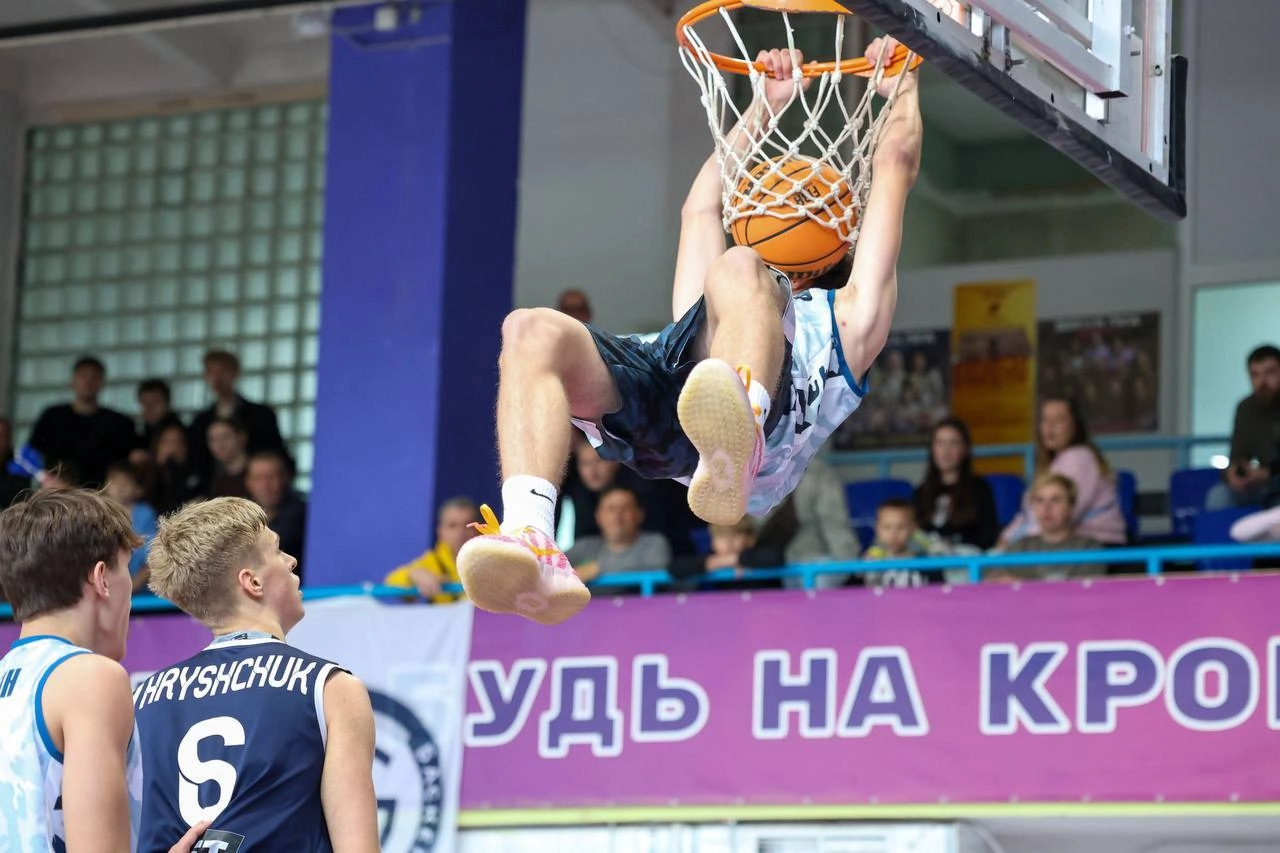 Гравець Ніко-Баскет виконує слем-данк у півфіналі Молодіжної ліги проти Admirals