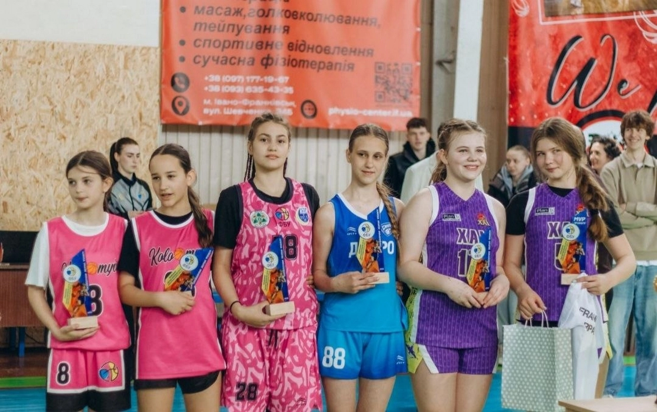 Гравчині Збірної Харківської області-ХАІ-КДЮСШ №2 святкують перемогу у ВЮБЛ 2023 в Івано-Франківську