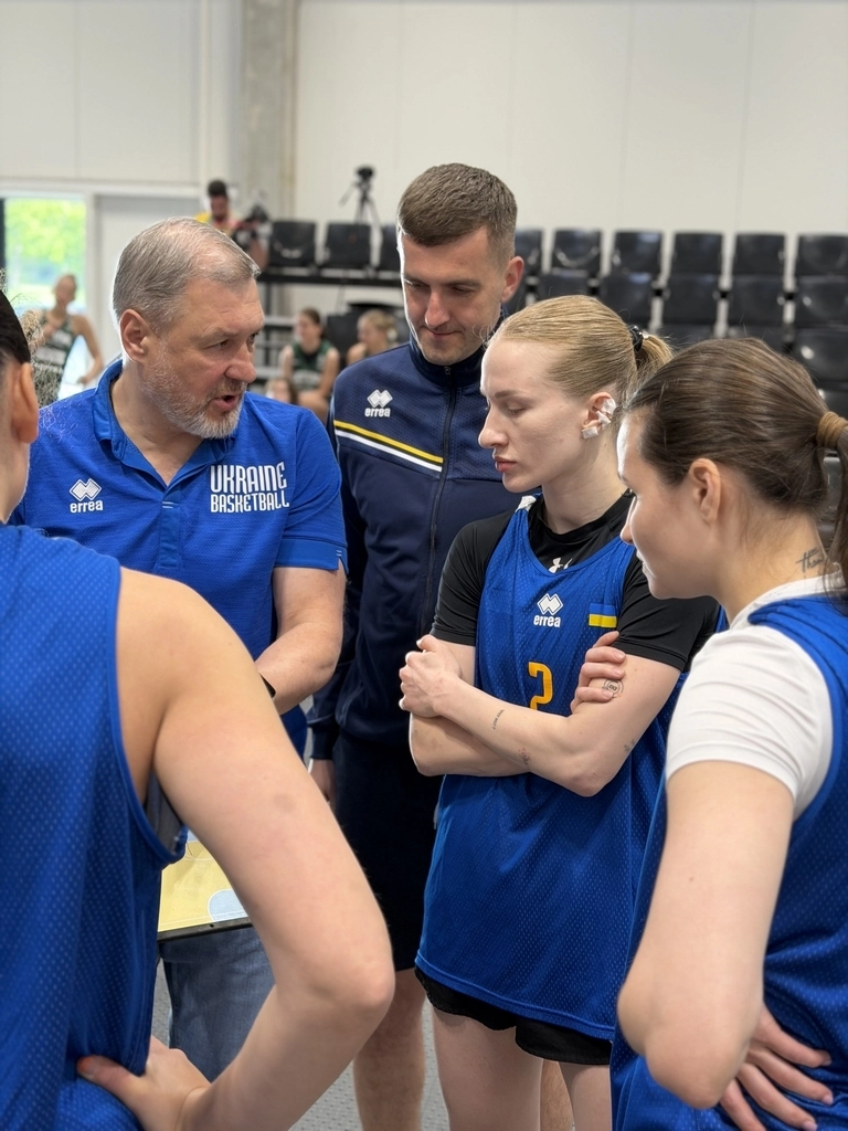 Тренер Віталій Черній обговорює стратегію з гравцями збірної України з баскетболу 3х3 у Каунасі