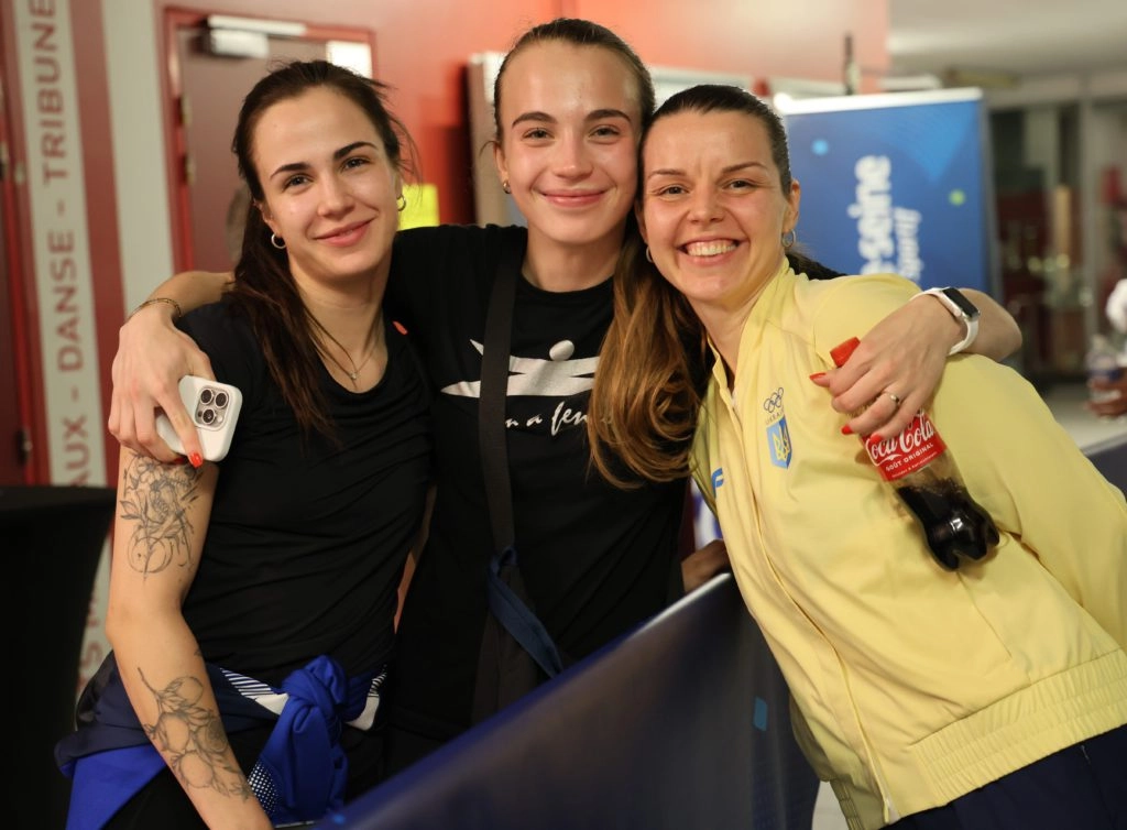 Аліна Комащук зі збірною України святкує бронзу на чемпіонаті Європи з фехтування в Антоні 2026
