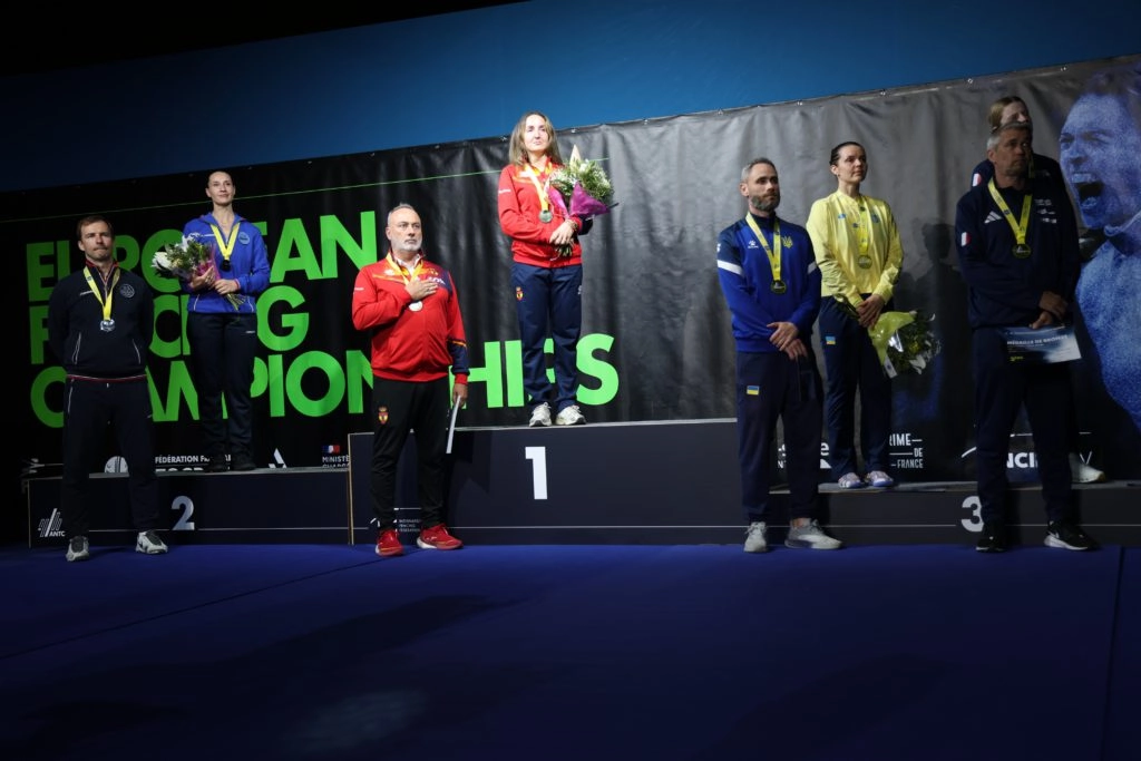 Аліна Комащук на п'єдесталі з бронзою чемпіонату Європи 2026 у Антоні, Франція