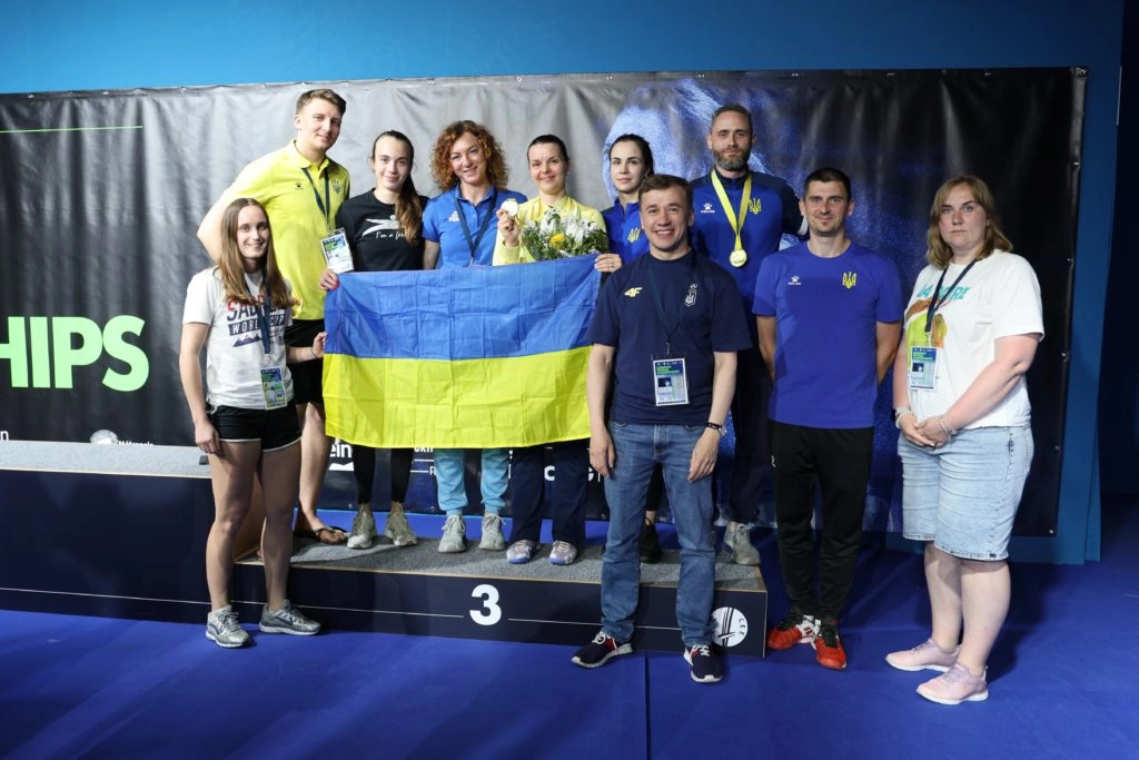 Збірна України з фехтування святкує бронзу Аліни Комащук на чемпіонаті Європи в Антоні 2026