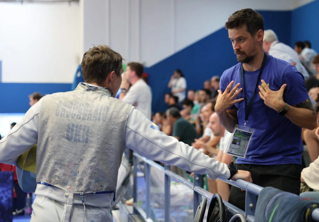 Андрій Погребняк обговорює тактику з тренером на чемпіонаті Європи з фехтування в Антоні