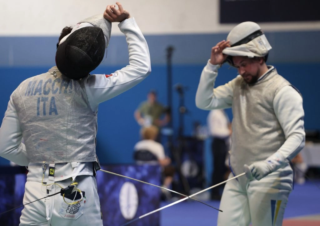 Філіппо Маккі🇮🇹 проти Максима Гаравського🇺🇦 на чемпіонаті Європи з фехтування в Антоні