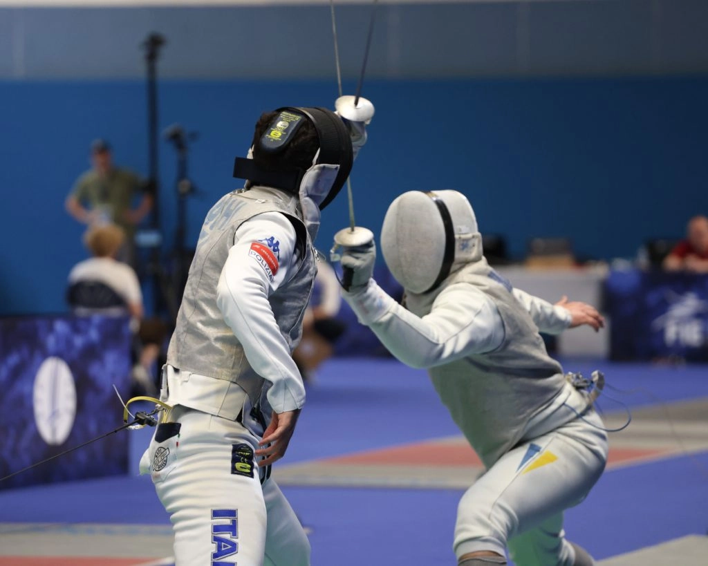 Андрій Погребняк у поєдинку проти Орі Фінстербуша на чемпіонаті Європи з фехтування в Антоні