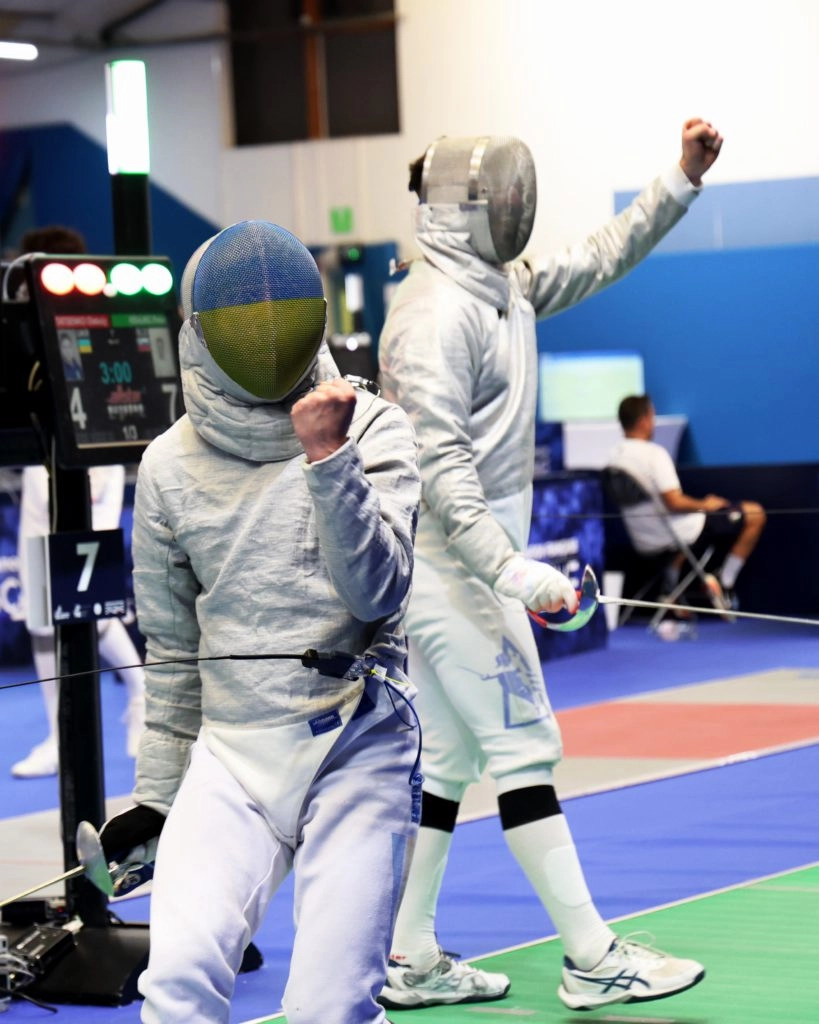 Андрій Ягодка святкує перемогу на чемпіонаті Європи з фехтування в Антоні, Франція