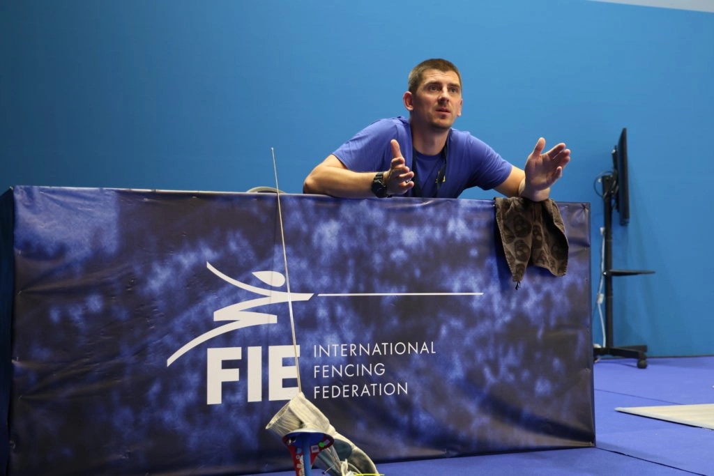 Тренер Андрія Ягодки на чемпіонаті Європи з фехтування в Антоні, Франція, обговорює стратегію