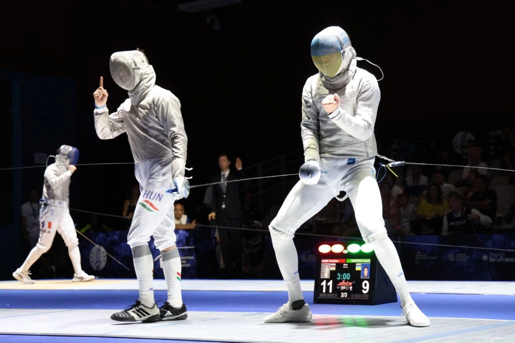 Шабліст Крістіан Рабб з Угорщини перемагає Андрія Ягодку на чемпіонаті Європи в Антоні