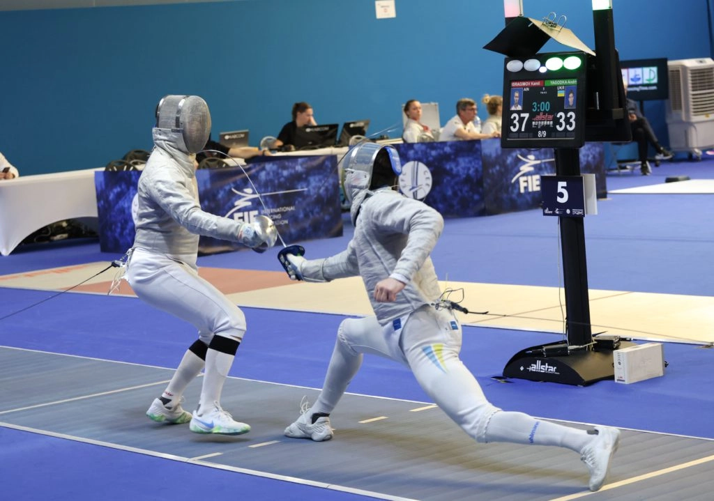 Українські шаблісти змагаються на чемпіонаті Європи у Антоні, поєдинок проти команди AIN❌