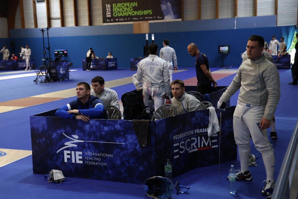 Українські шаблісти на чемпіонаті Європи в Антоні після поєдинку з командою AIN❌