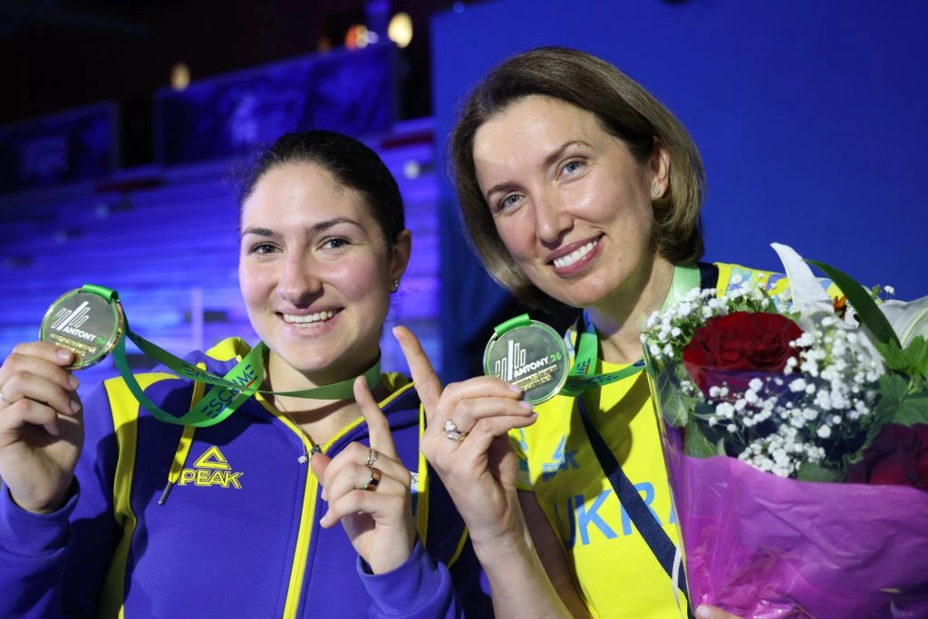 Ольга Сопіт з тренером святкують золото ЧЄ-2026 у жіночій рапірі в Антоні, Франція