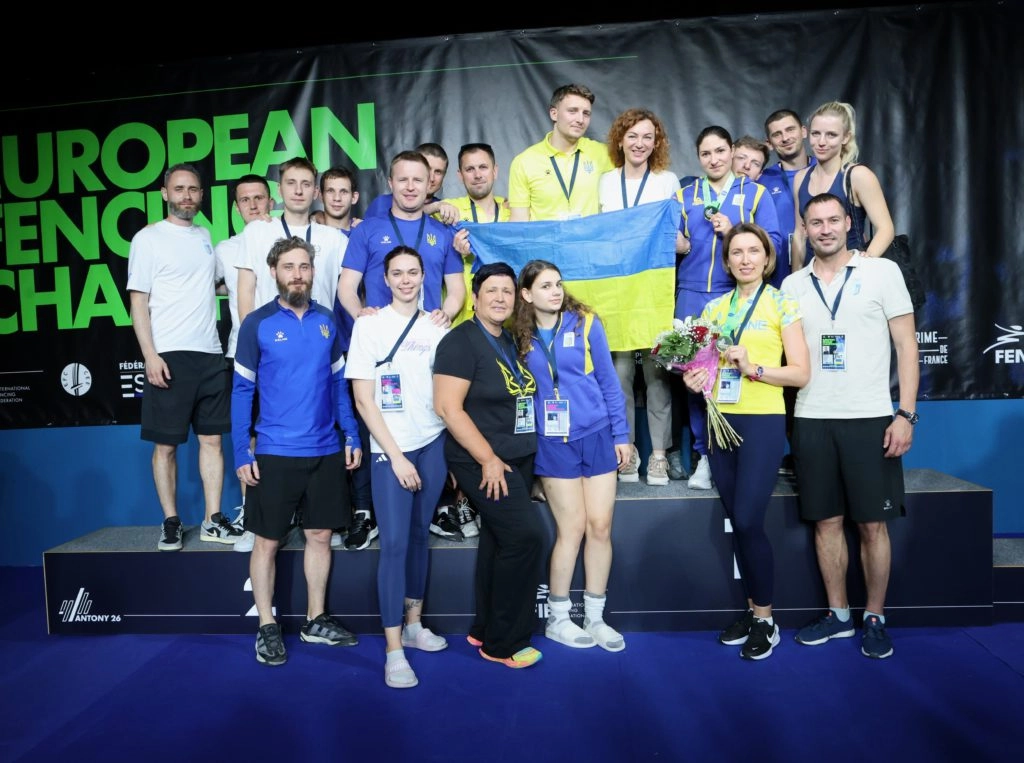 Українська команда святкує золото Ольги Сопіт на ЧЄ-2026 у жіночій рапірі у французькому Антоні