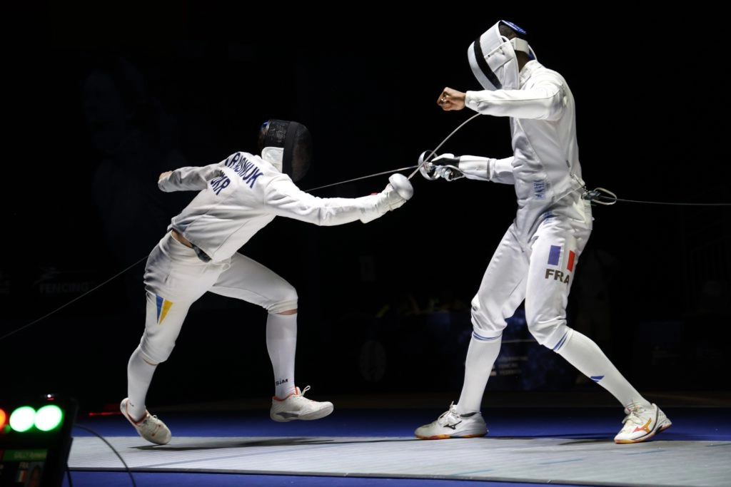 Український фехтувальник Роман Свічкар проти суперника з Франції на чемпіонаті Європи в Антоні