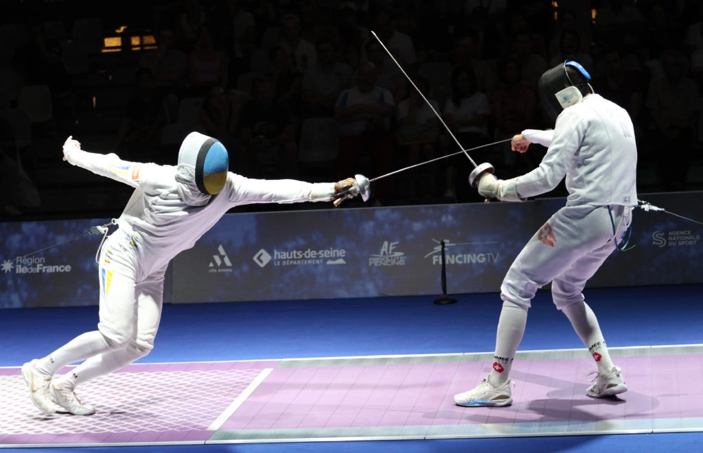 Український фехтувальник Роман Свічкар атакує суперника на чемпіонаті Європи в Антоні