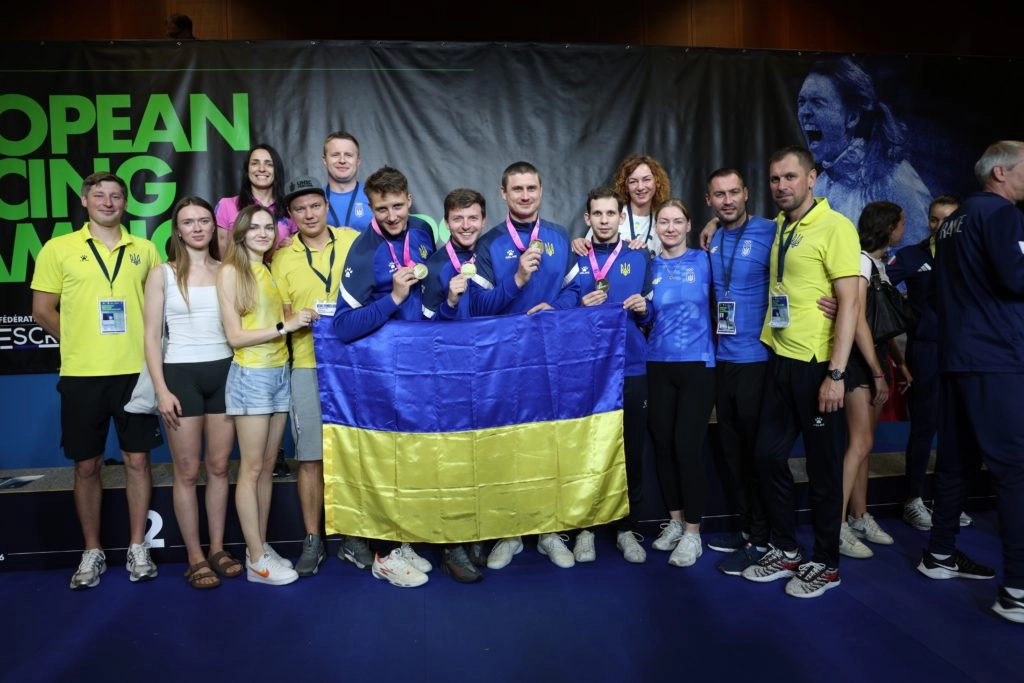 Збірна України з фехтування святкує бронзу на чемпіонаті Європи у французькому Антоні, 2023 рік