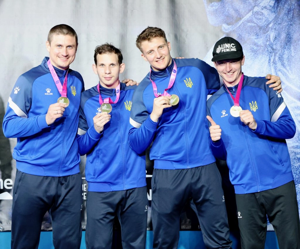Збірна України з фехтування святкує бронзу на чемпіонаті Європи у Франції, Антоні, 19 червня 2023 року