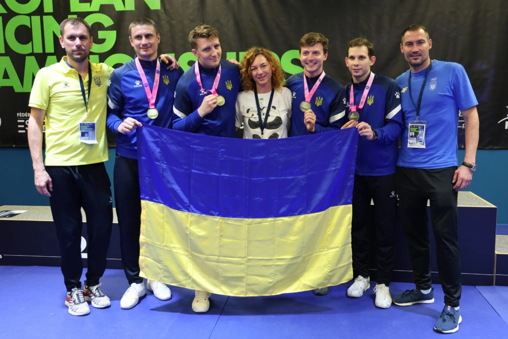 Збірна України з фехтування святкує бронзу на чемпіонаті Європи 2023 у французькому Антоні