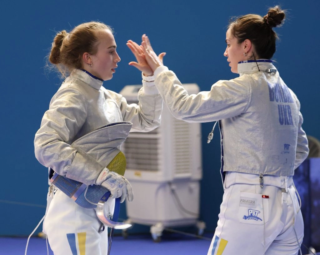 Аліна Комащук і Олександра Бондар на чемпіонаті Європи з фехтування в Антоні, Франція