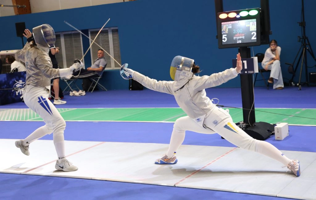 Українська шаблістка атакує суперницю на чемпіонаті Європи у французькому Антоні